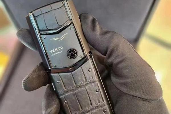 VERTU（纬图）的SIM卡插槽上为什么有个签名？