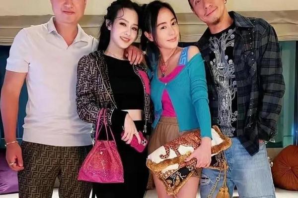 原创王思佳炫富成瘾?网友戳破:自卑作祟装阔 原创王思佳炫富成瘾?网友戳破:自卑作祟装阔