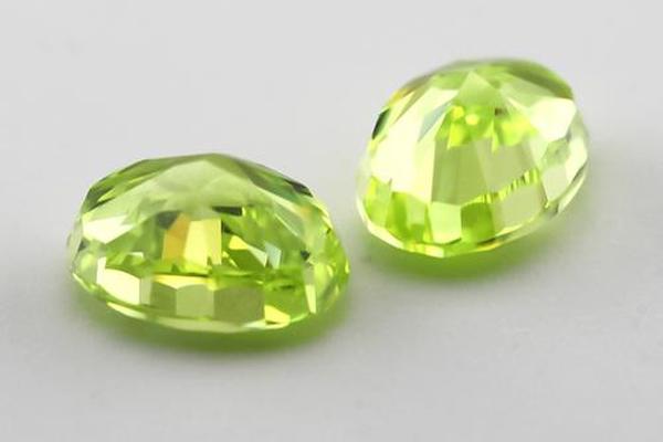 婆婆给我买了一枚绿色的人造宝石当婚戒。