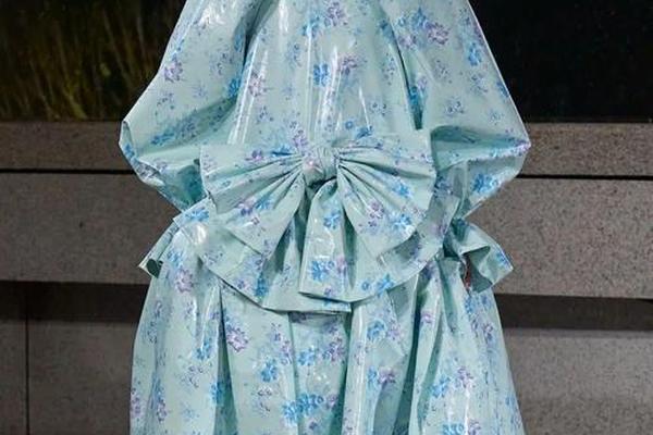 从 A 到 Z,盘点 BALENCIAGA 2022 春夏秀场细节 从 A 到 Z,盘点 BALENCIAGA 2022 春夏秀场细节