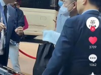74岁刘銮雄带老婆看豪车，他从轮椅上站起来了，甘比穿黑衣很贵气