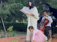 朱珠带女儿参加音乐诗会，3岁王珠宝长得像爸爸，黏人抢镜不怯场
