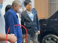 74岁刘銮雄带老婆看豪车，他从轮椅上站起来了，甘比穿黑衣很贵气