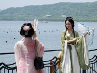“新中式”服装火到“出圈”，“国潮”如何变热潮？