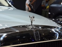 800万顶级奢侈豪车,前后排完全私密隔断,那中间的后视镜看啥