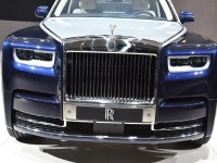 800万顶级奢侈豪车,前后排完全私密隔断,那中间的后视镜看啥