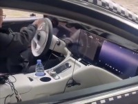 华为系首款百万级豪车!尊界内饰曝光:车内前排三块大屏