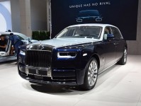 800万顶级奢侈豪车,前后排完全私密隔断,那中间的后视镜看啥