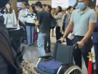 74岁刘銮雄带老婆看豪车，他从轮椅上站起来了，甘比穿黑衣很贵气