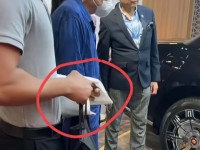 74岁刘銮雄带老婆看豪车，他从轮椅上站起来了，甘比穿黑衣很贵气