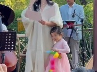 朱珠带女儿参加音乐诗会，3岁王珠宝长得像爸爸，黏人抢镜不怯场