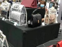 在奥莱、Costco 淘奢侈品,是「假虚荣」还是「真清醒」?
