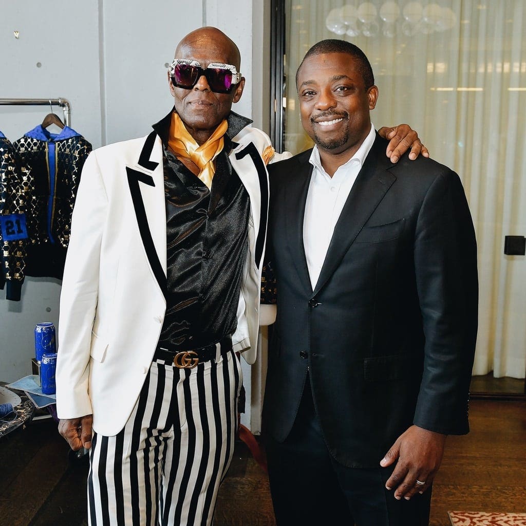 纽约时装周副州长布赖恩·本杰明 (Brian Benjamin) 与 Dapper Dan 合影 RUNWAY 杂志