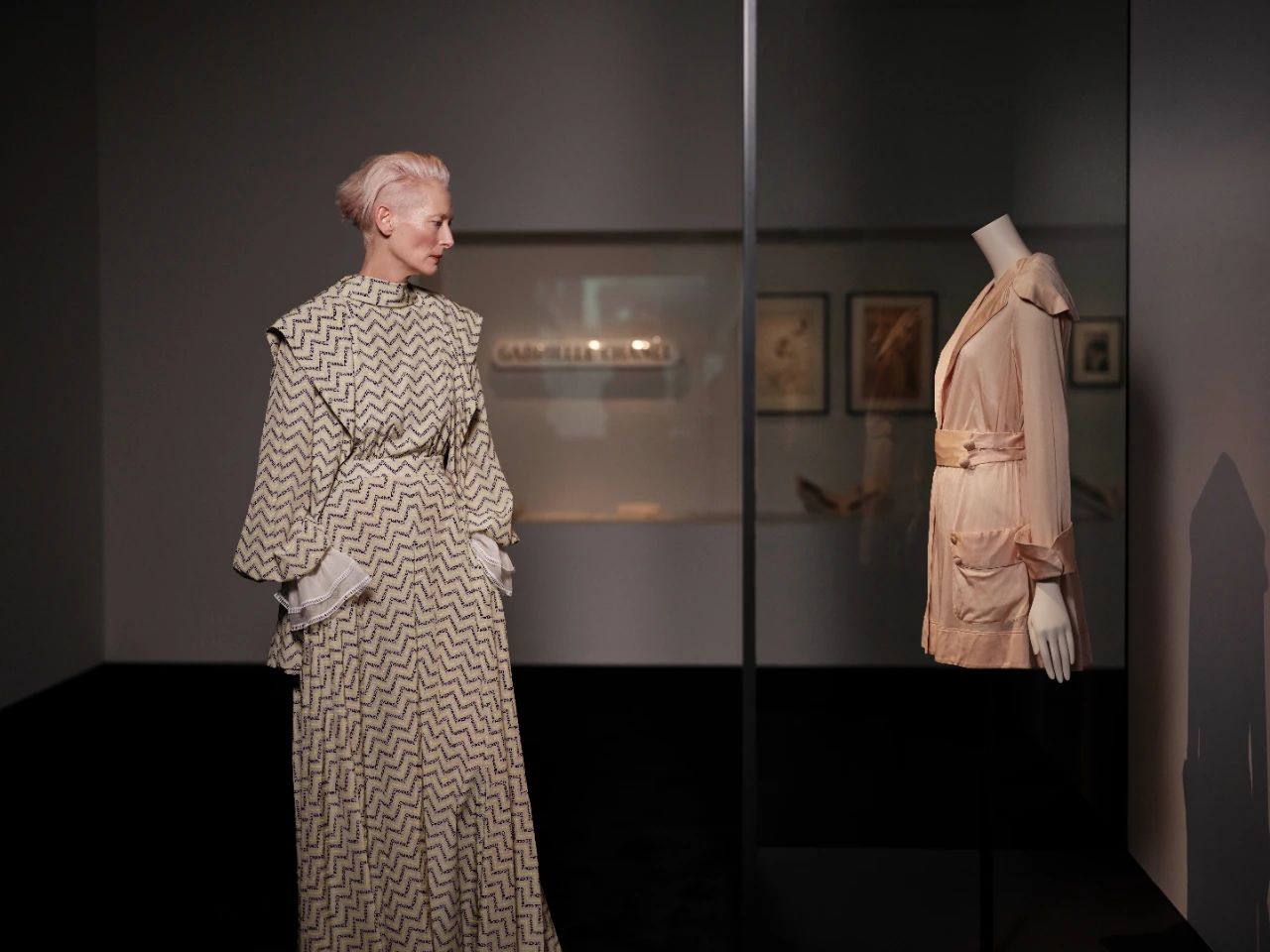 英国女星Tilda Swinton与Chanel百年前的时装对视凝望 英国女星Tilda Swinton与Chanel百年前的时装对视凝望