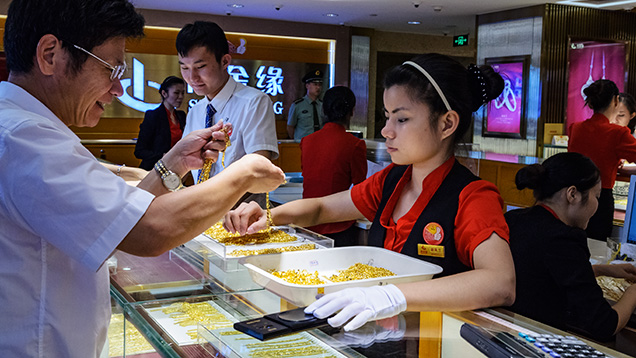 购物者购买黄金首饰 购物者购买黄金首饰