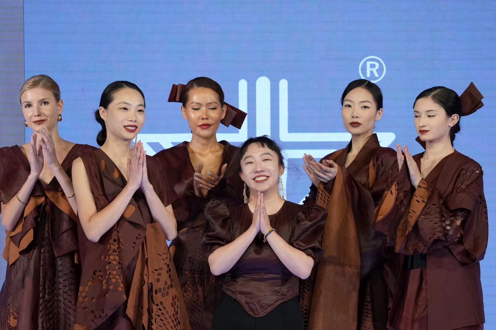 中雍云纱登上纽约时装周T台。图片来源:受访者提供 中雍云纱登上纽约时装周T台。图片来源:受访者提供 中雍云纱登上纽约时装周T台。图片来源:受访者提供