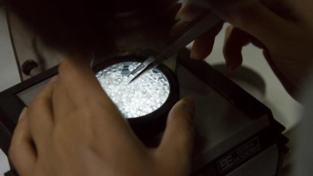 一种叫作偏光镜的简单仪器可以检查这些钻石内是否存在可能导致破裂的应力。 一种叫作偏光镜的简单仪器可以检查这些钻石内是否存在可能导致破裂的应力。
