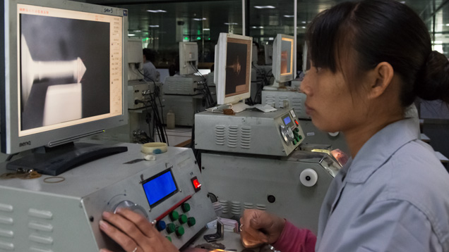 用来对圆形明亮式钻石定型的工具是高速旋转、嵌有钻石颗粒的砂轮,此过程需要用水不断冷却。 用来对圆形明亮式钻石定型的工具是高速旋转、嵌有钻石颗粒的砂轮,此过程需要用水不断冷却。